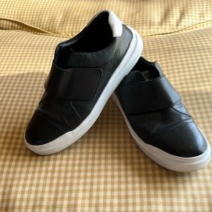 Like new, Cole Haan black sneakers Women size 8